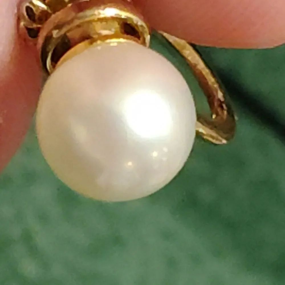 Elegant Gold and Pearl Women's Earrings